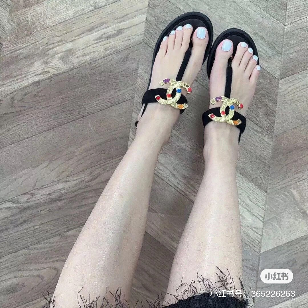 Новинка сезона весна/лето 2023 от Chanel - сандалии из овечьей кожи с драгоценными камнями - черные.