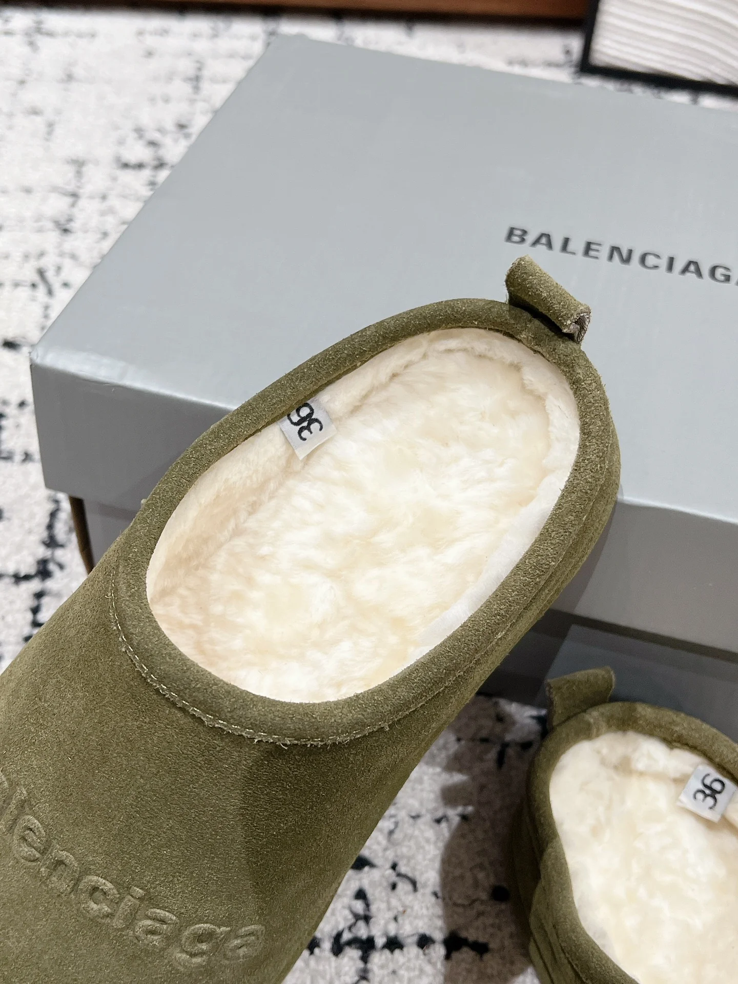 Меховые тапочки Balenciaga 2024 - зеленые