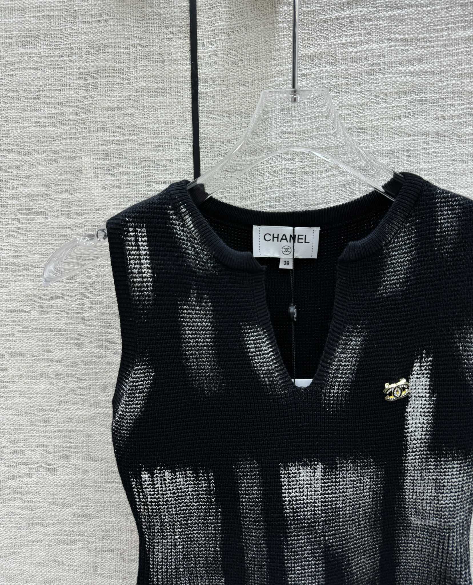 Вязаный жилет Chanel 2403 Graffiti с V-образным вырезом - Черный - 1 шт.