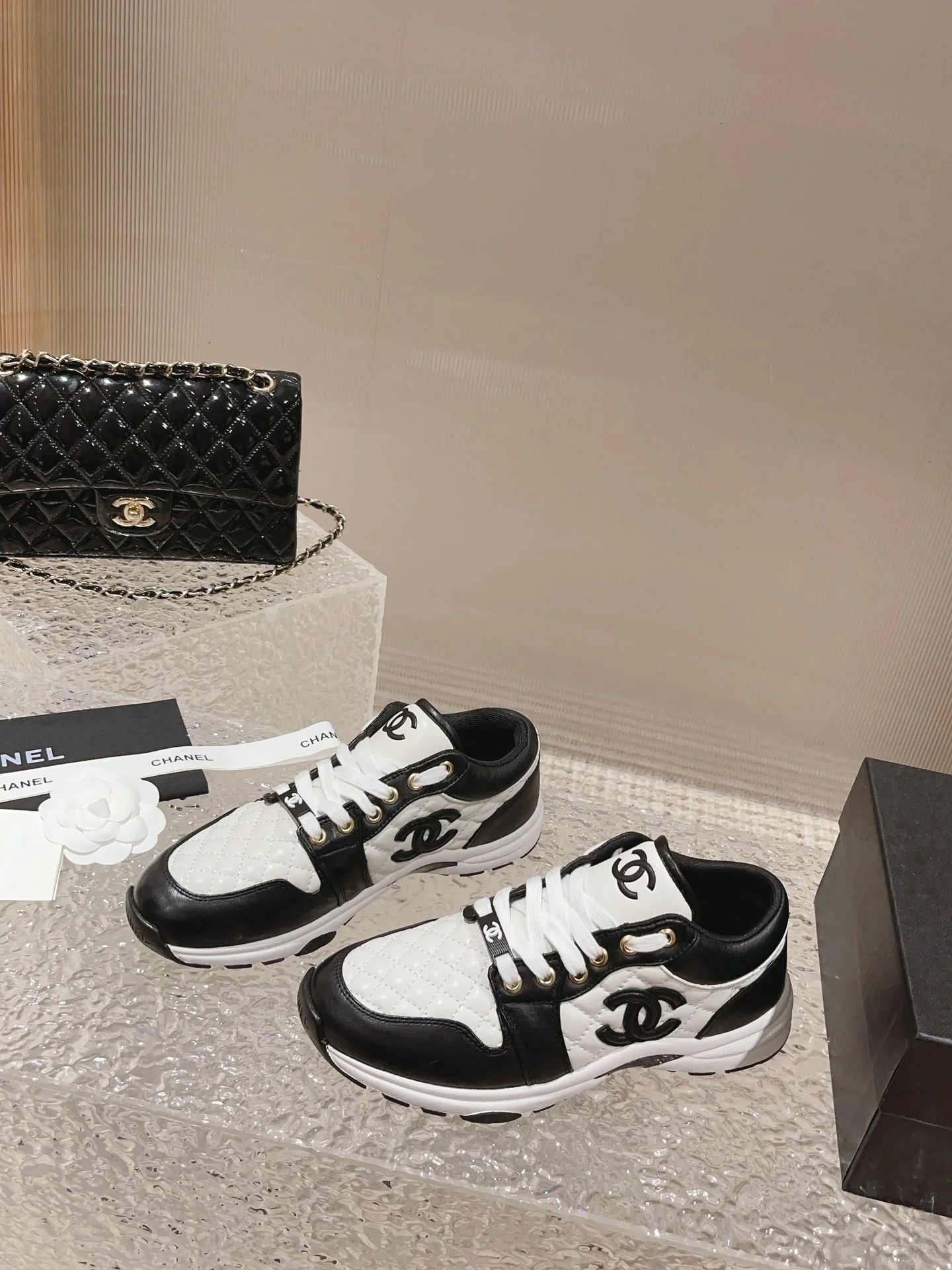 Низкие повседневные кроссовки Chanel - черные с ромбовидным узором