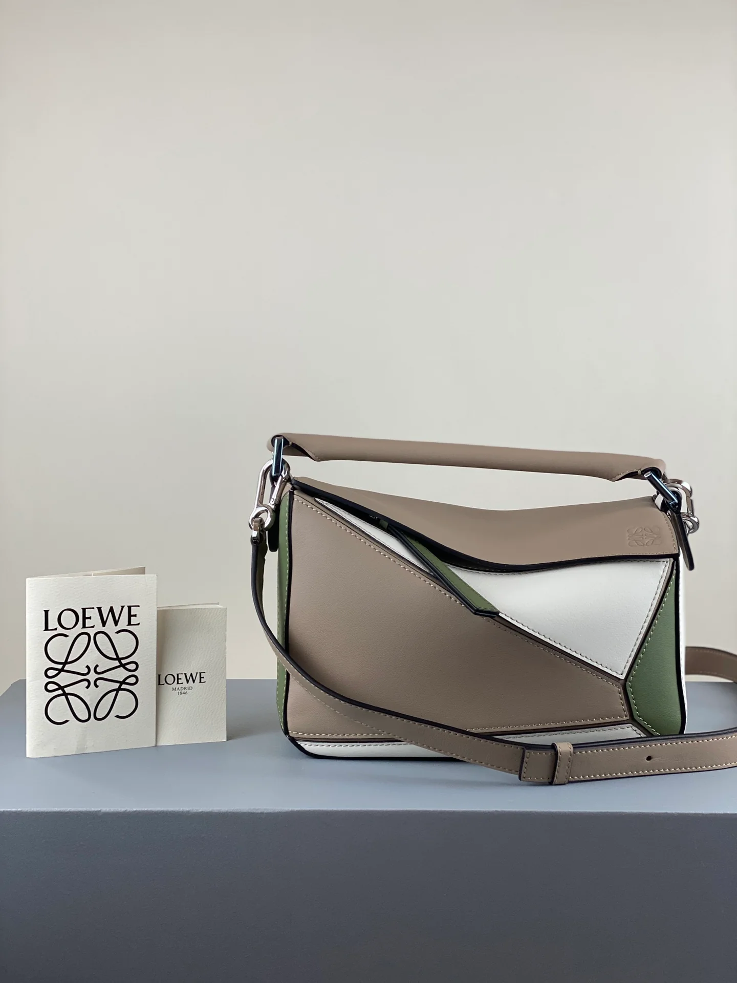 Сумка Loewe Puzzle из телячьей кожи, маленький размер 19.