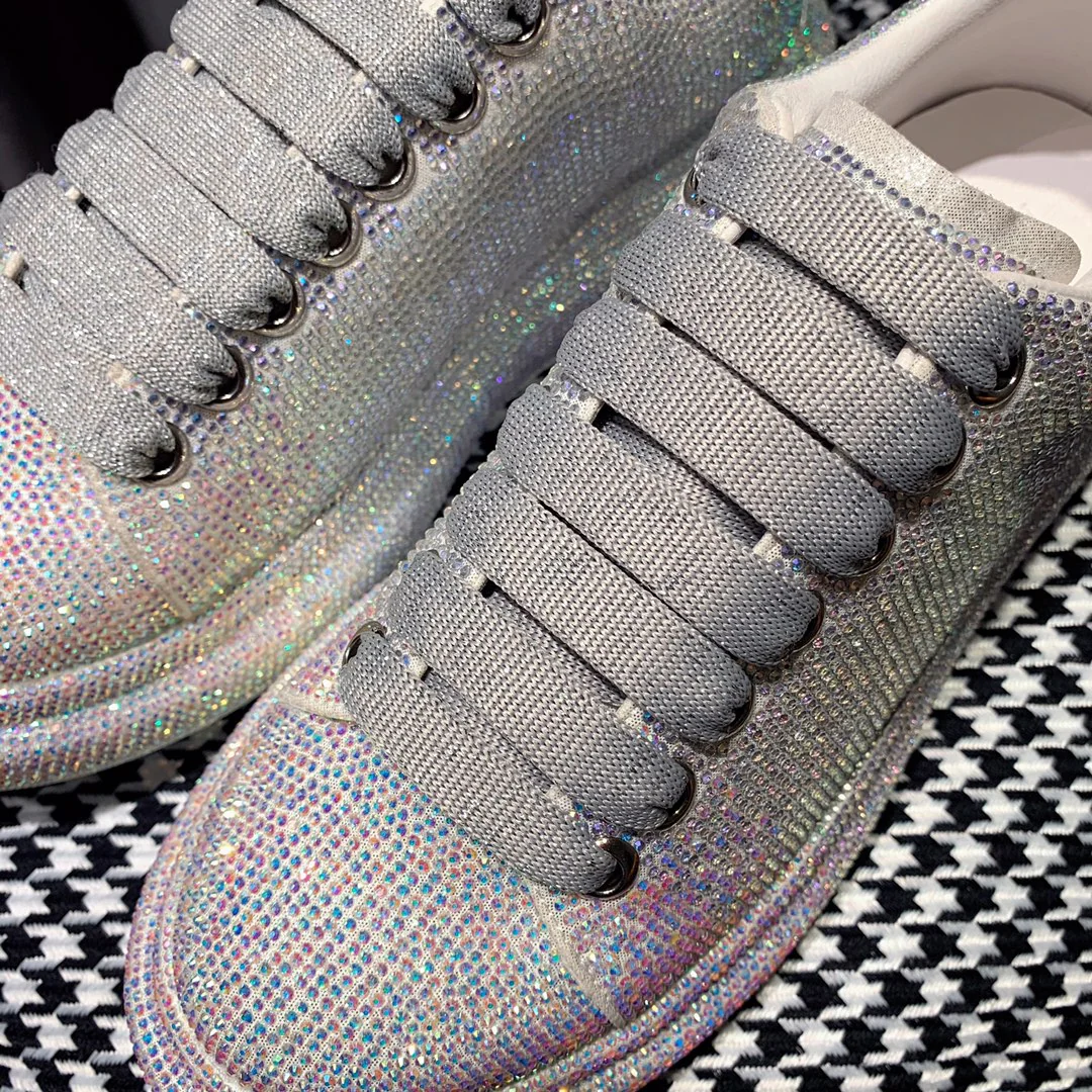 Классические белые кроссовки McQueen — серебристые с отделкой из страз.