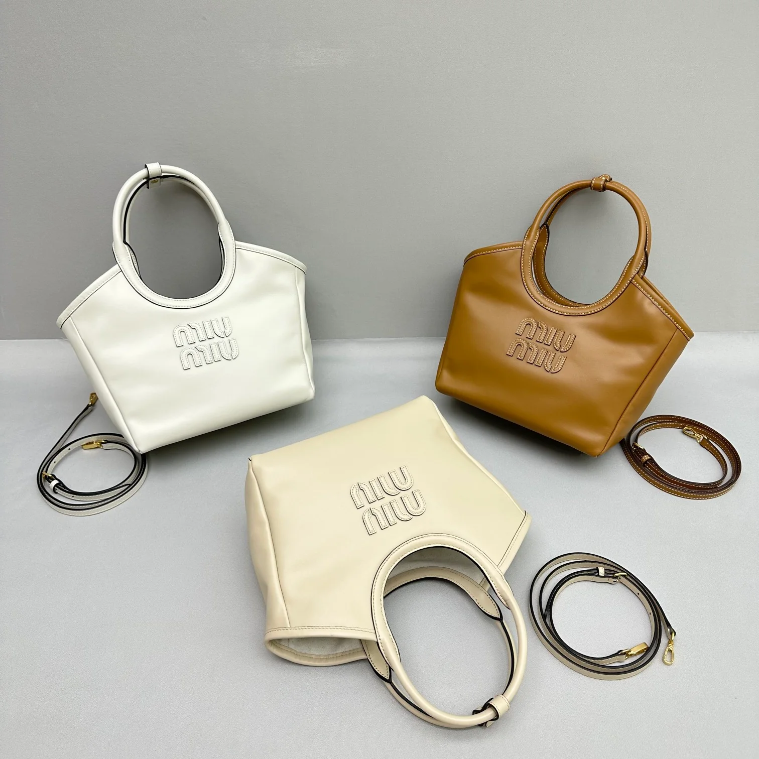 Таблица сравнения цветов сумки-тоут Miu Miu Ivy.