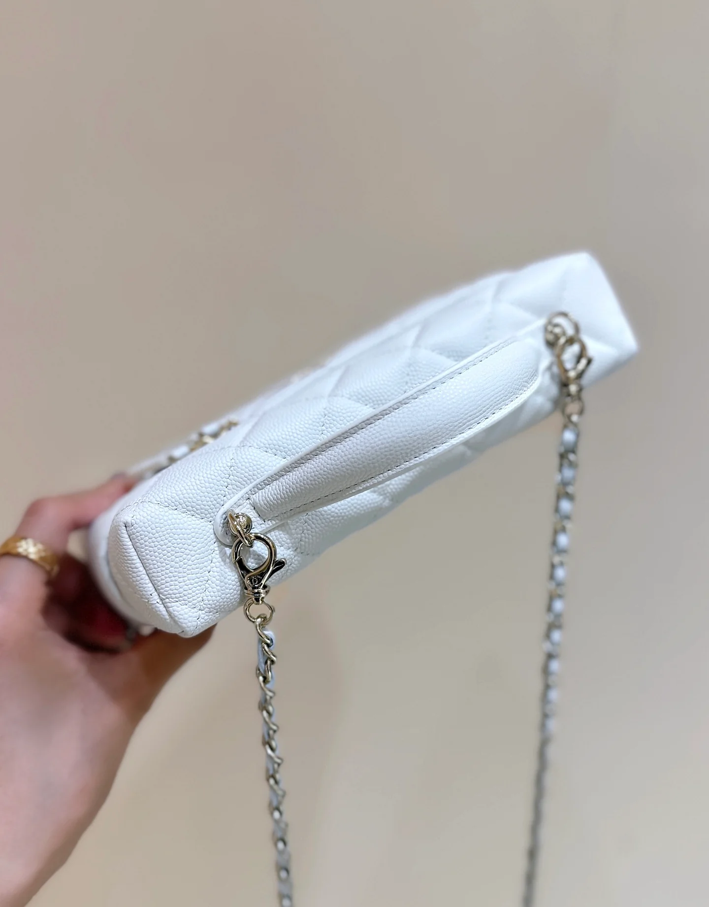 Сумка-ланчбокс Chanel 25p Limited Edition в форме сердца с бриллиантом — белая.