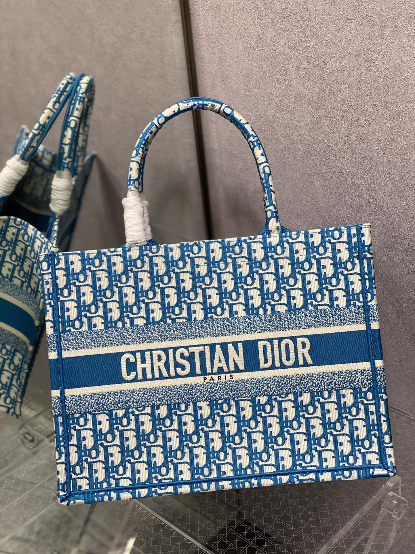 Сумка Dior Book Tote, маленький размер 36,5 см, светло-голубая с монограммой.