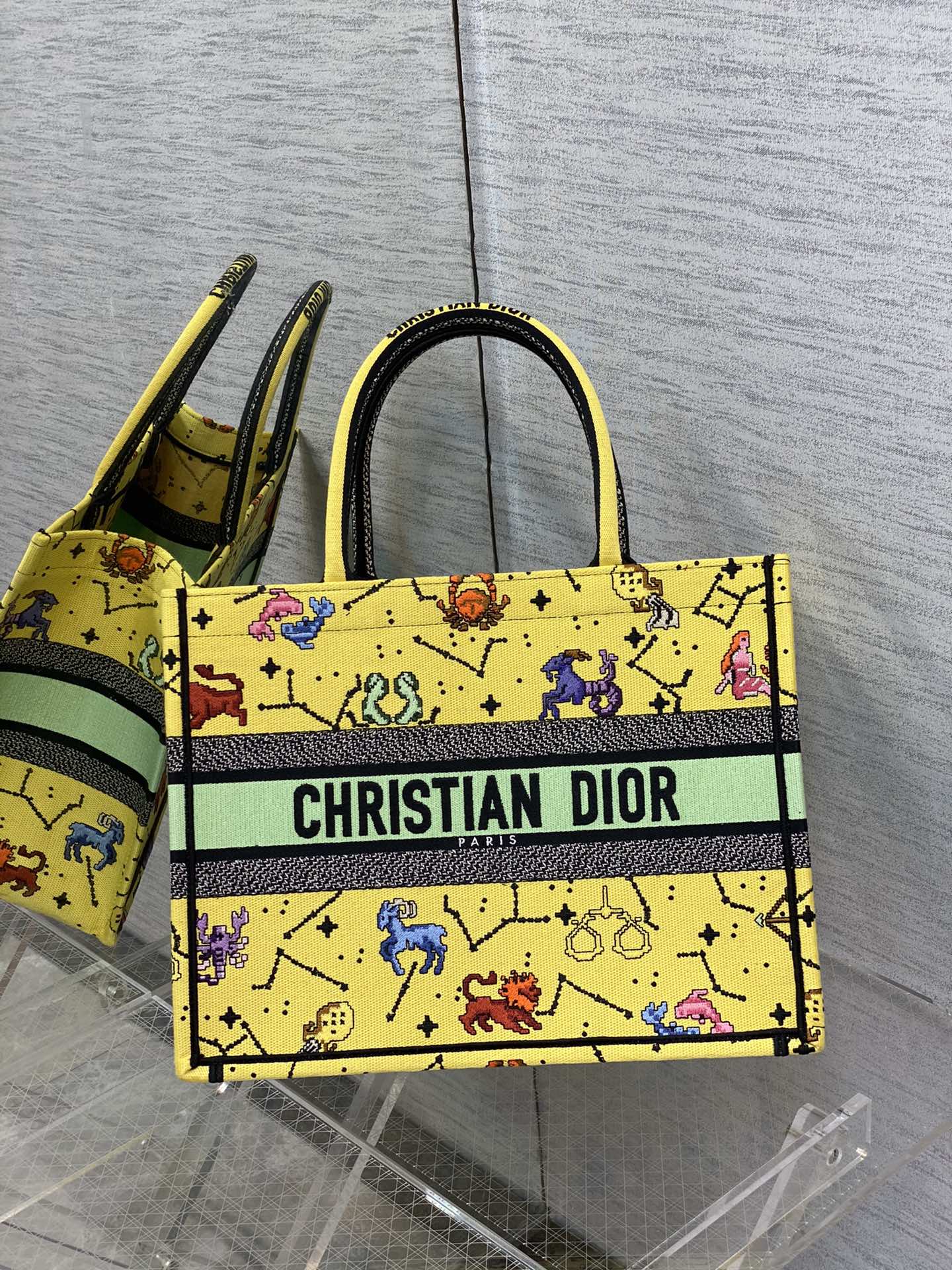 Сумка-тоут Dior Book Tote Medium 36-5cm, лимитированная серия к празднику Циси — желтая.