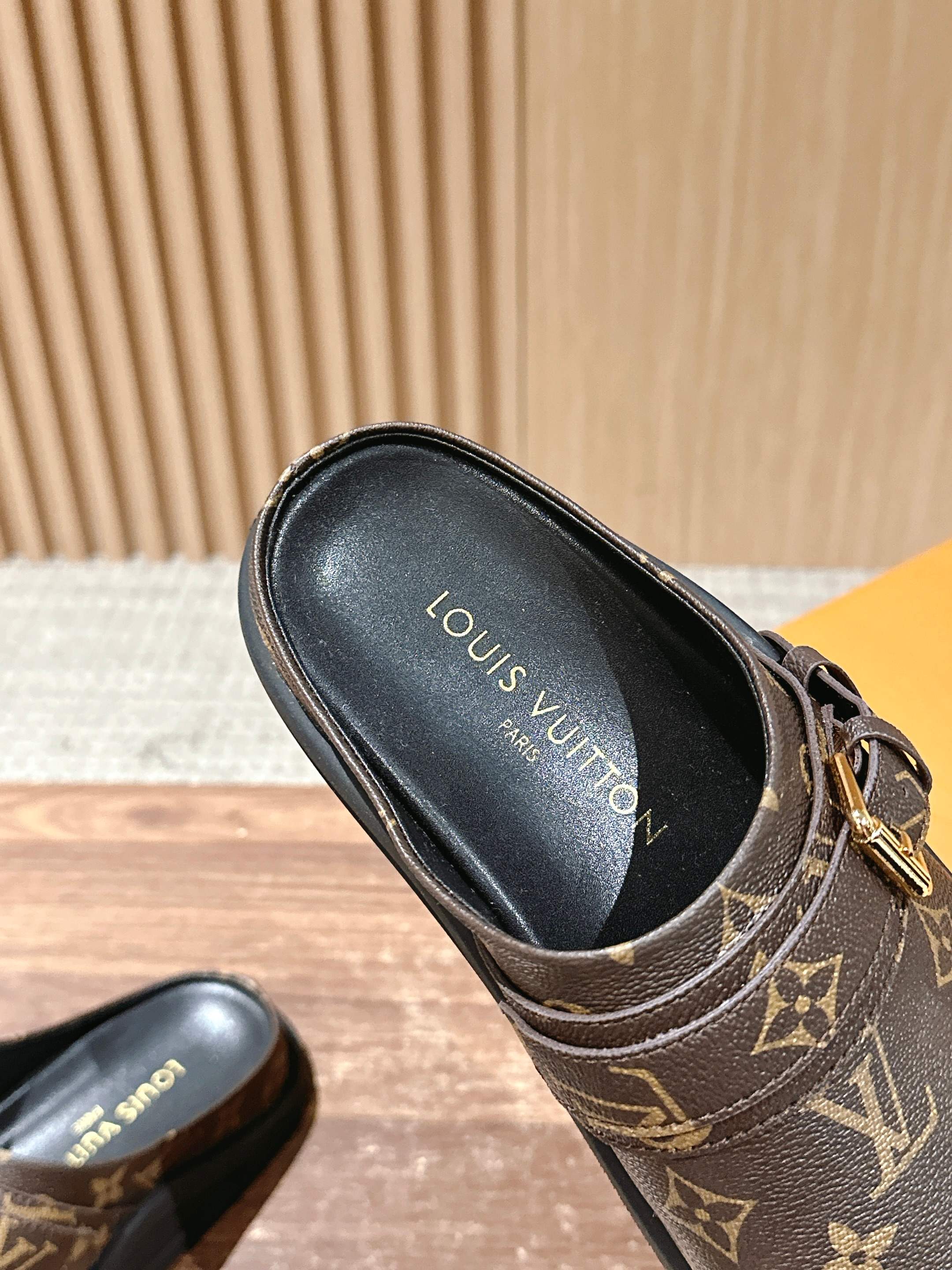 Новинка LV 2025 - Обувь Birkenstock - Узор ?Монограмма? - Кофейно-коричневый