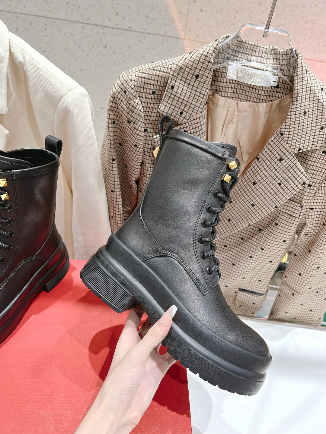 Ботинки Valentino на шнуровке до середины икры в стиле милитари - черные