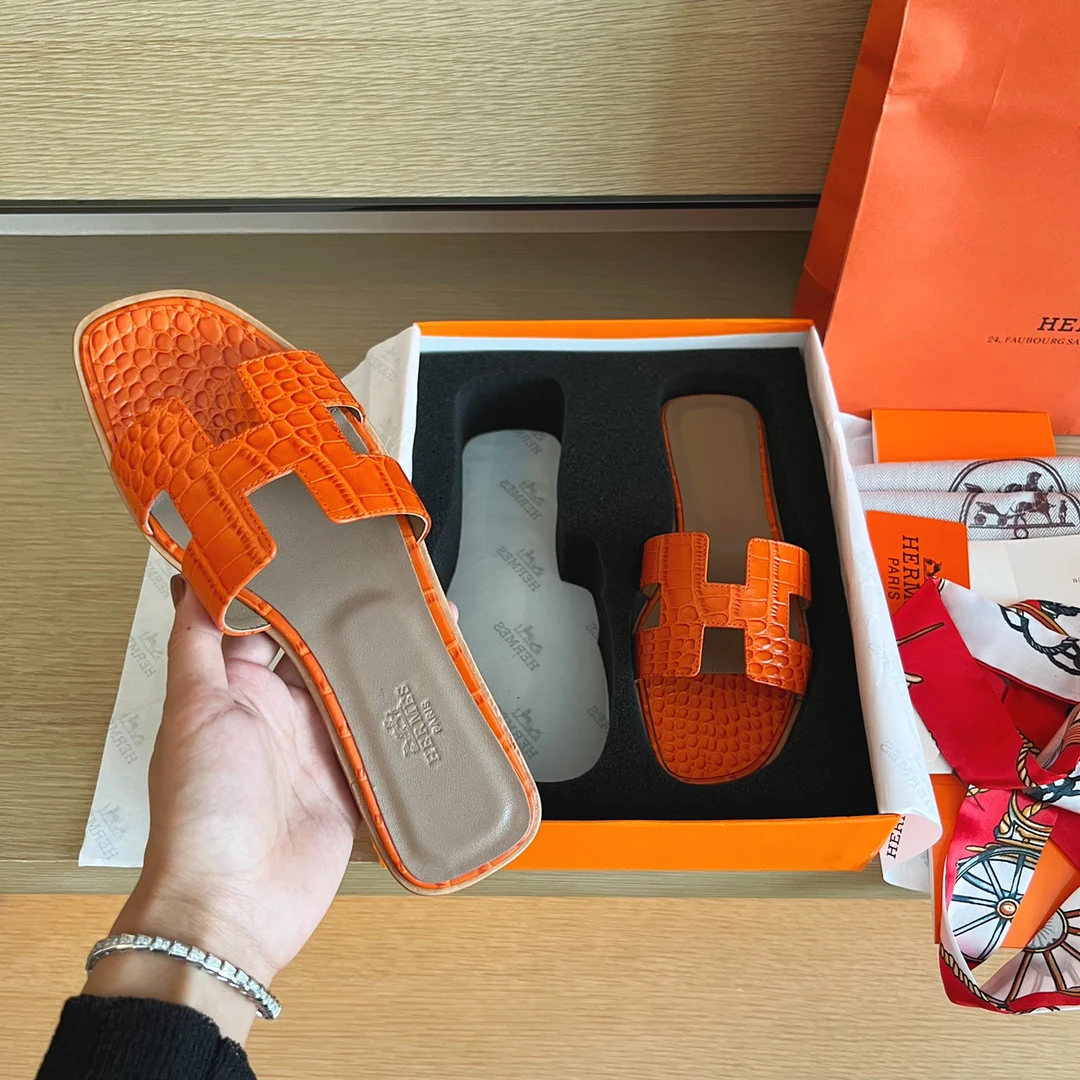 Классические тапочки Hermes с буквой H — крокодиловая кожа — оранжевые