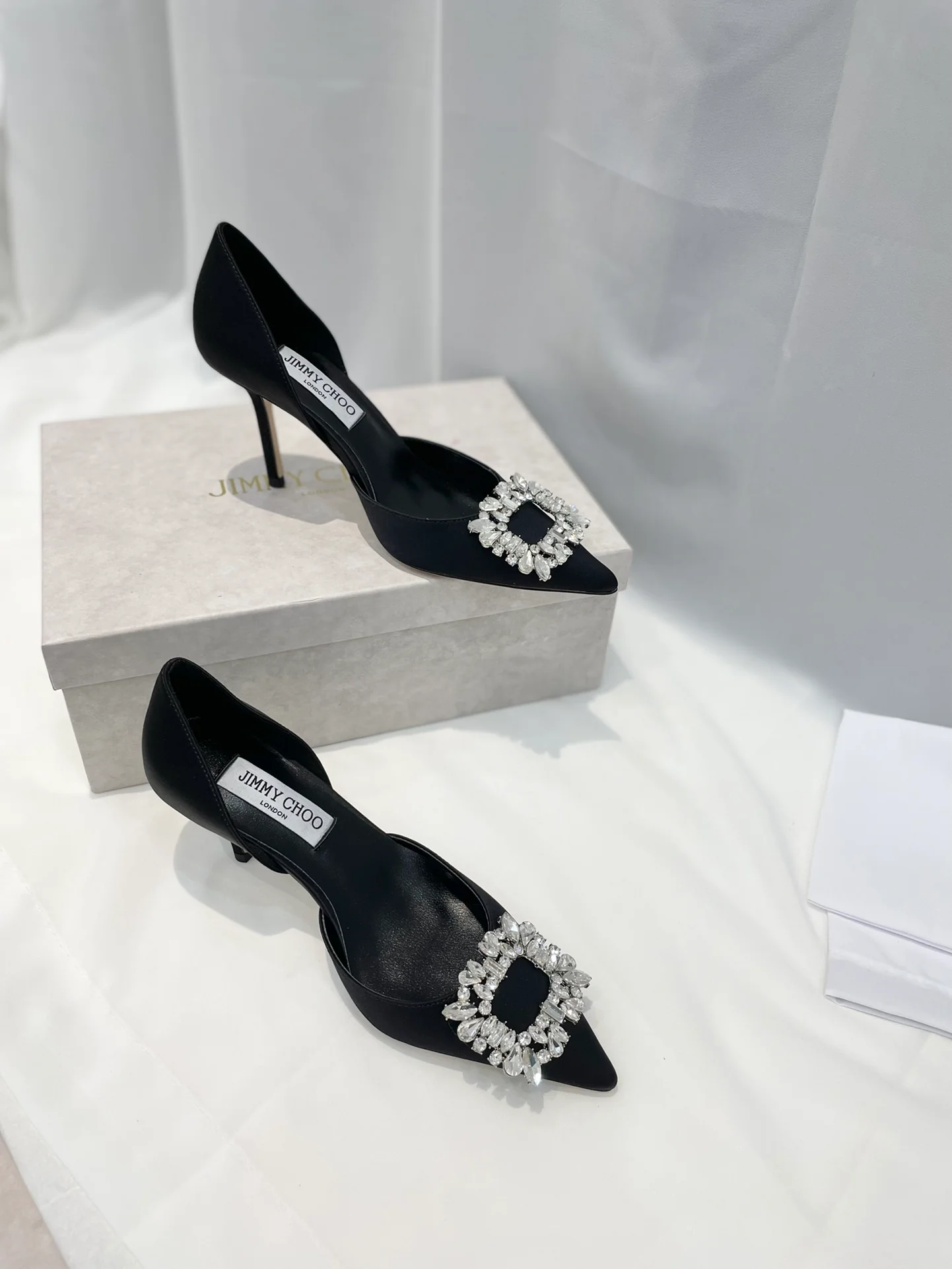 Серия Jimmy Goddess - Туфли на высоком каблуке с бриллиантовой пряжкой - Черные - 1