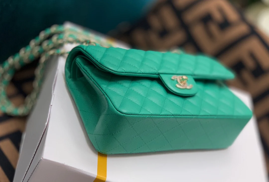 Chanel - Маленькая сумка из телячьей кожи с шариковым узором - CF - Зеленая - 23 см