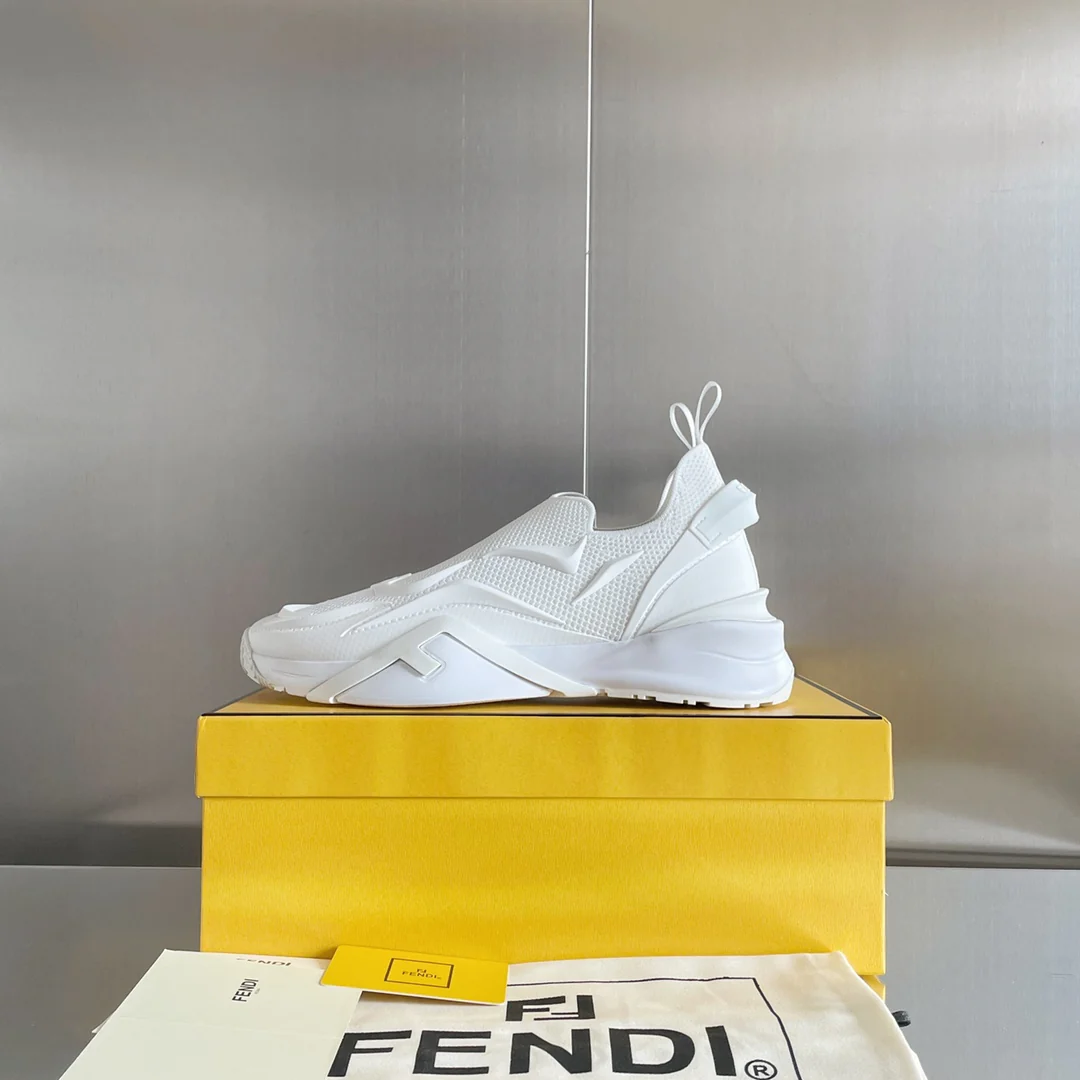 Новинка 2023 года от Fendi - кроссовки Flow Series Flyknit - белые.