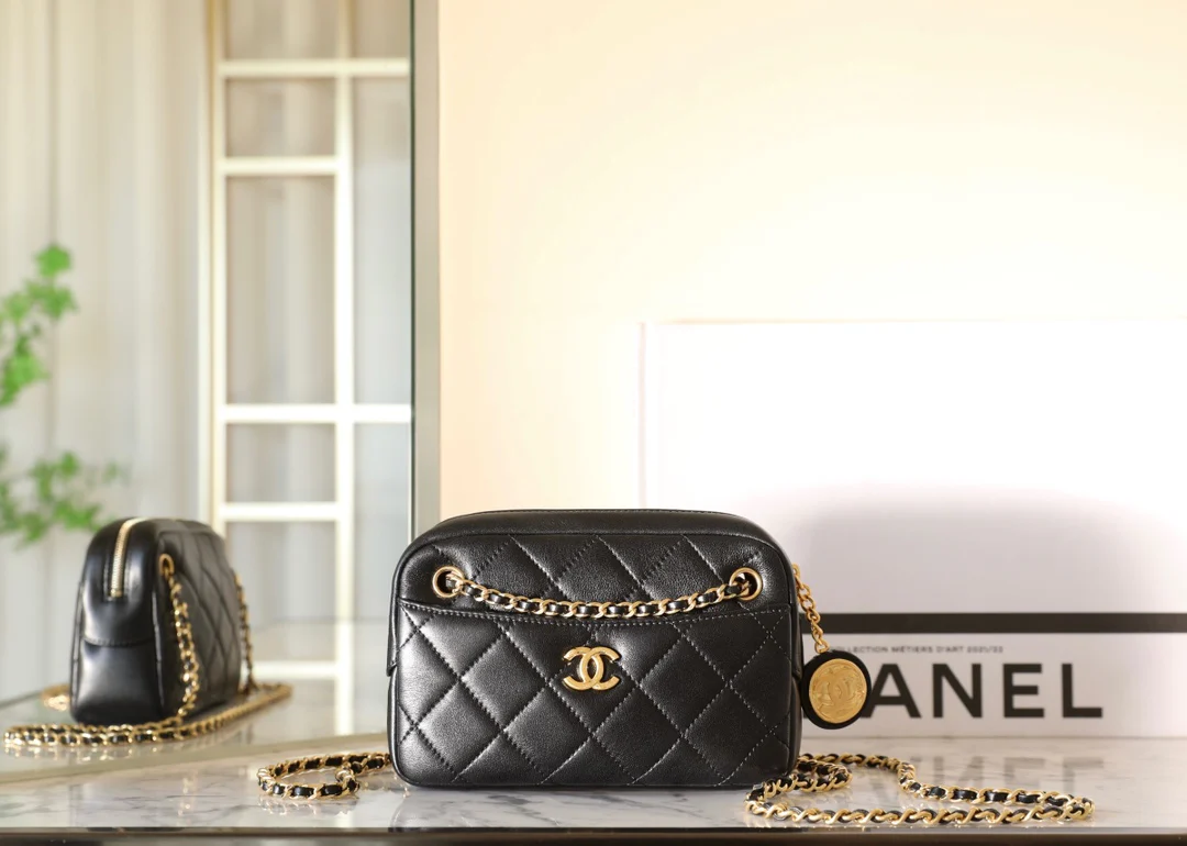 Миниатюрная сумка-фотоаппарат Chanel из 24-каратного золота с монетой - черная.
