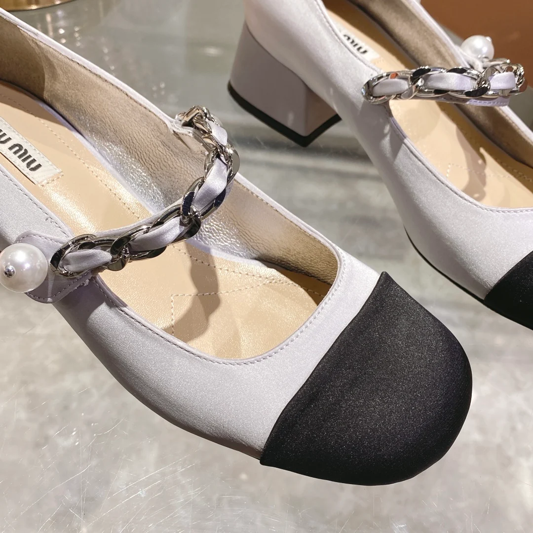 Весенняя коллекция Miu Miu 2023 — Шелковые туфли с квадратным носком — Фиолетовые