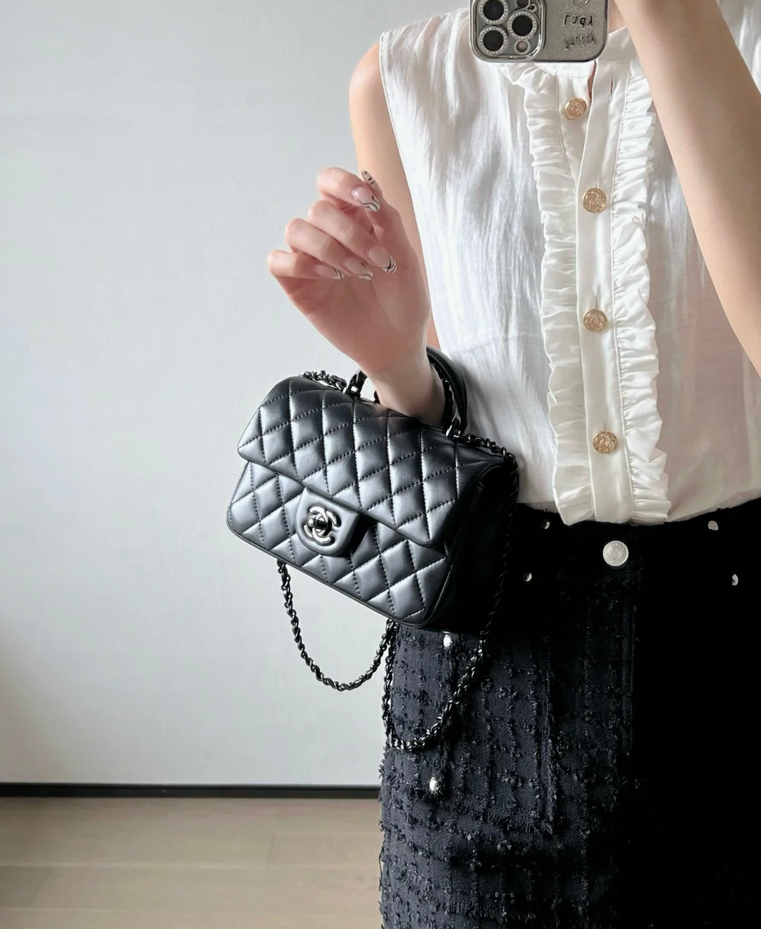 Мини-сумочка Chanel 25p-CF с клапаном — черная с черной пряжкой.