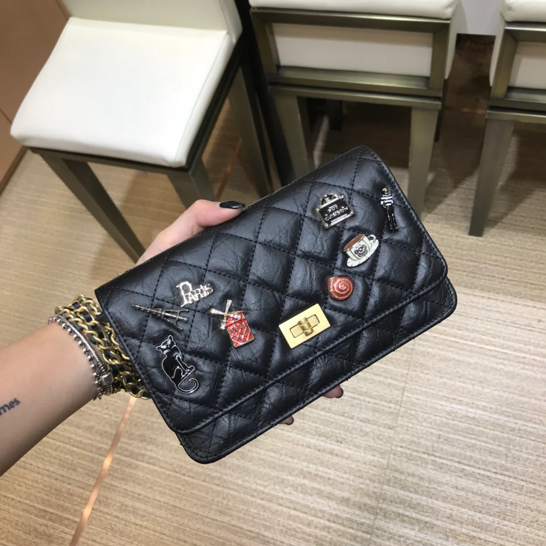 Значок-пряжка Chanel 2-55 Reissue WOC-1