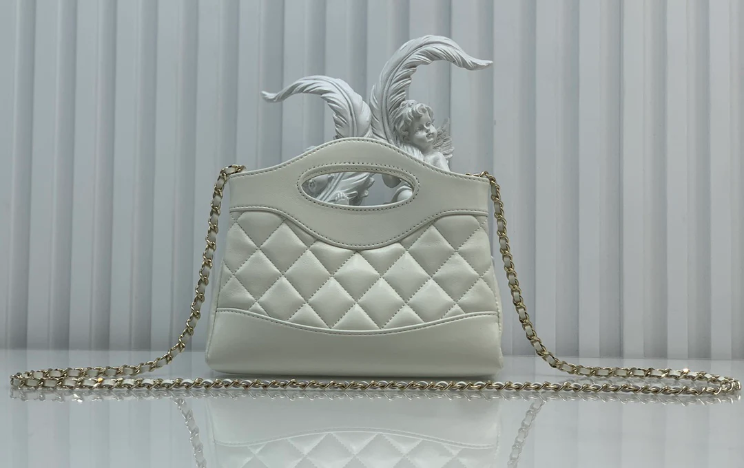 Миниатюрная сумка Chanel из овечьей кожи серии 24c31, белая.