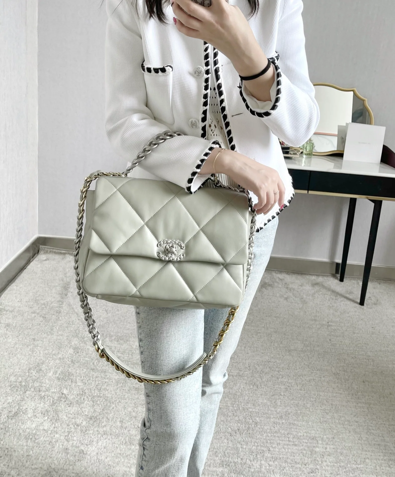 Сумка Chanel 19 — кремово-серая с серебряной пряжкой — большой размер