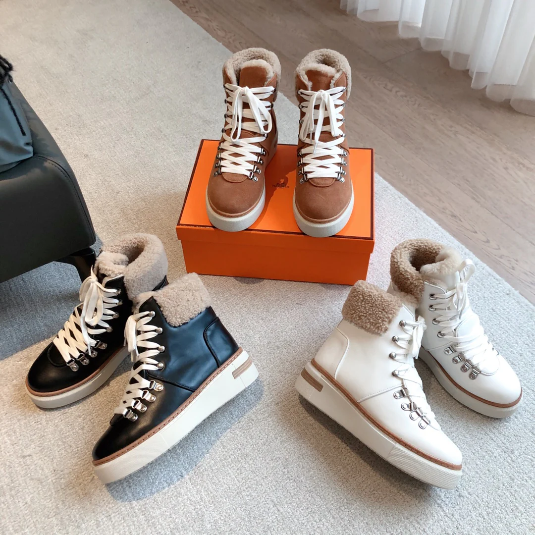 Новинка сезона осень/зима 2023 от Hermes - сандалии Chyprès с меховой отделкой - кофейного цвета.