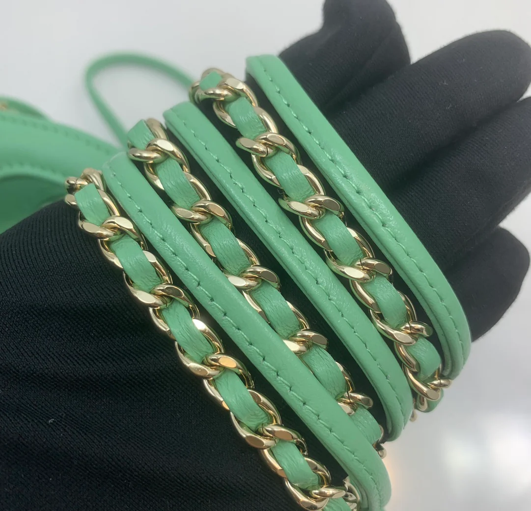 Мини-сумочка Chanel 24c 31 серии из овечьей кожи - зеленая