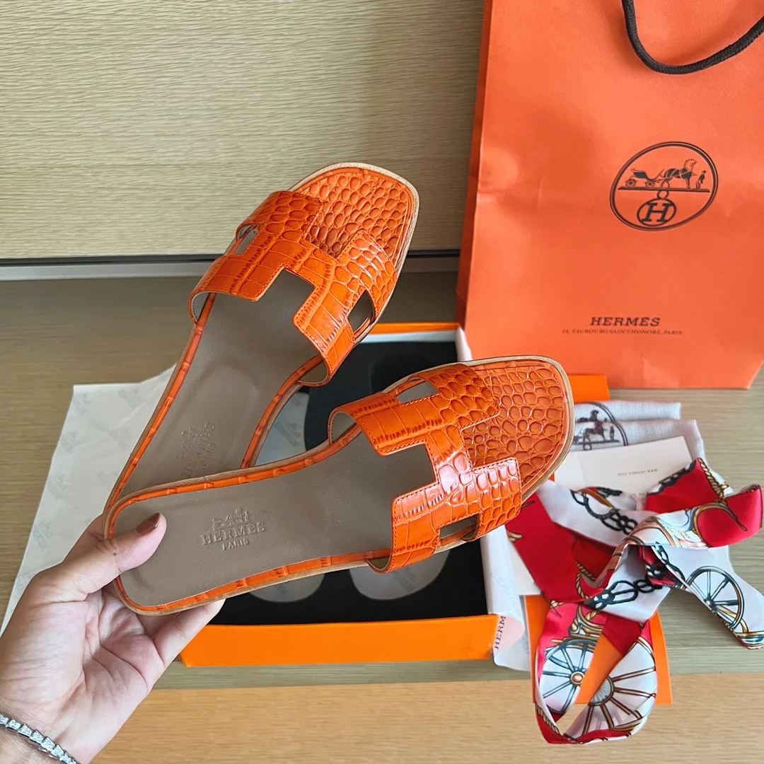 Классические тапочки Hermes с буквой H — крокодиловая кожа — оранжевые