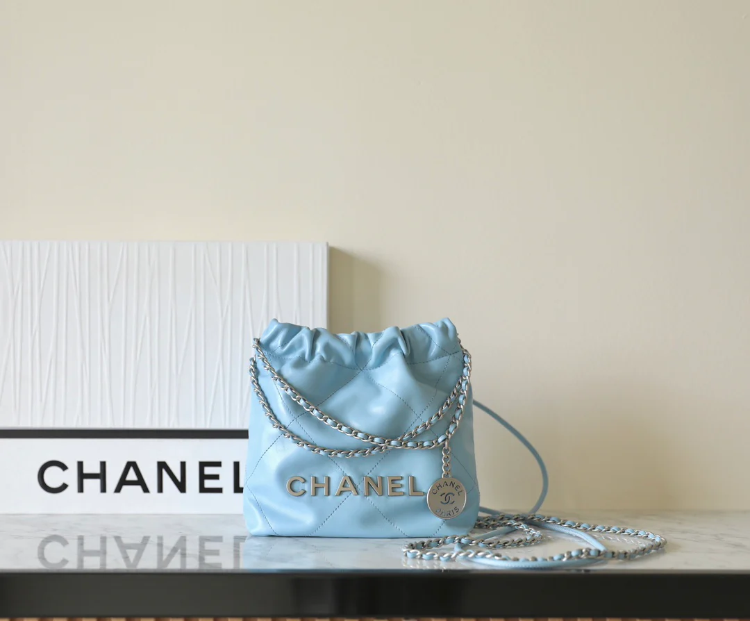 Новинка сезона весна/лето 2023 от Chanel - сумка 22 - мини - молочно-голубой