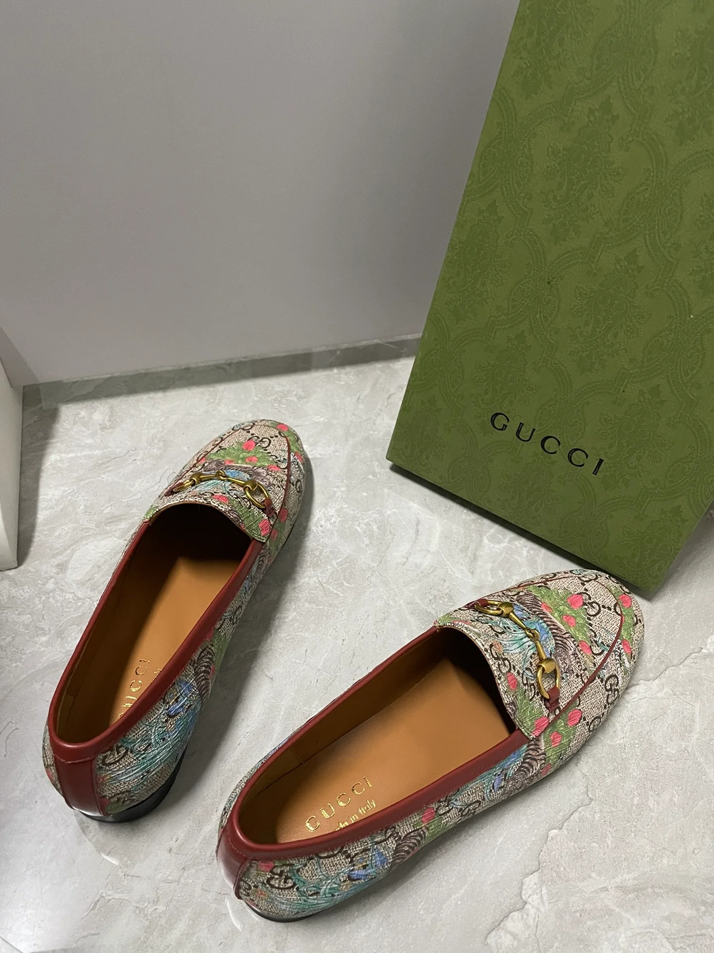 Лоферы из новогодней коллекции Gucci 2022 года
