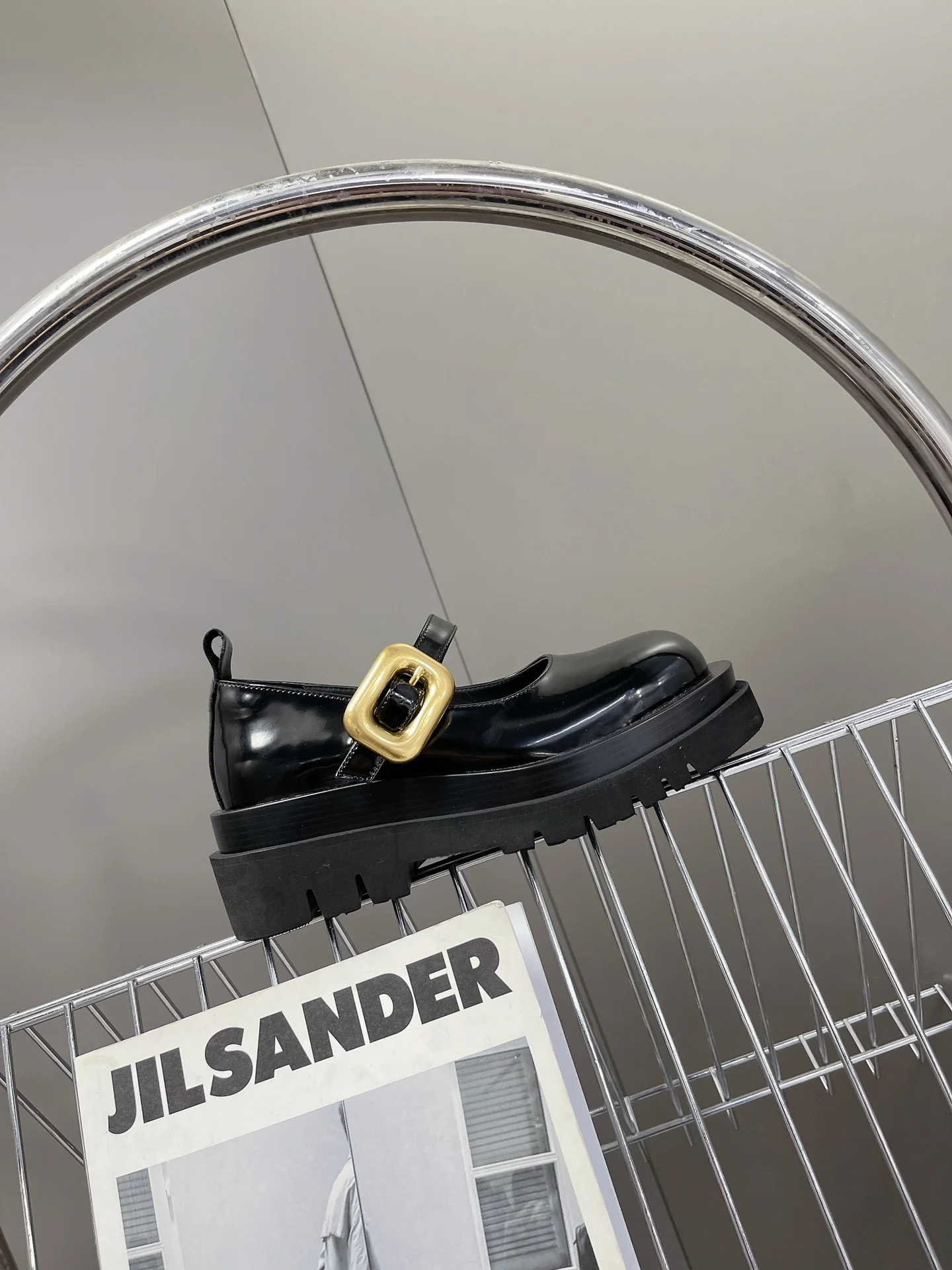 Новинка сезона весна/лето 2023 от BV - туфли Мэри Джейн с большой головой.