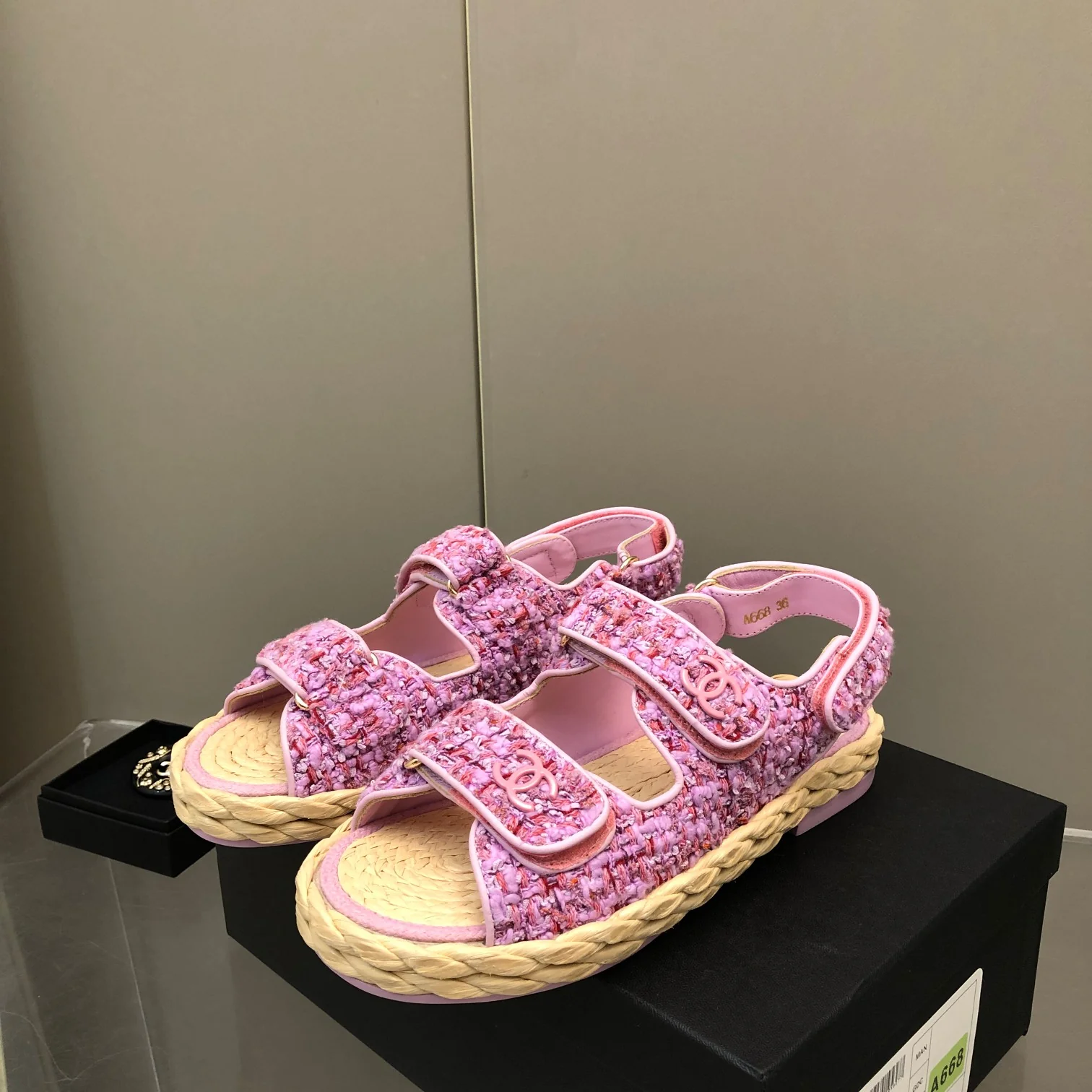 Соломенные сандалии Chanel