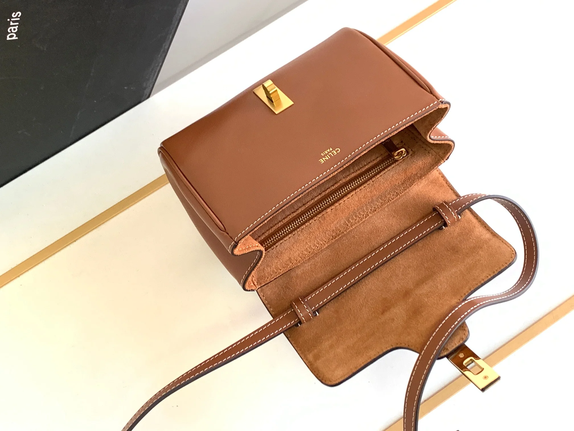 Новинка весны 2023 года от Celine - Миниатюрная сумка из мягкой зернистой телячьей кожи (16%) - Коричневая.