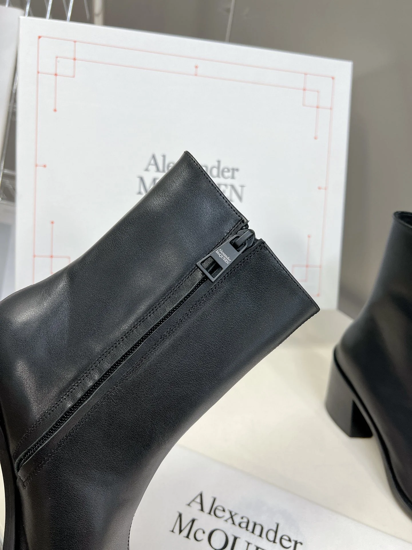 McQueen - Новинка сезона осень/зима 2023 - Ботильоны ?челси? с металлическим носком