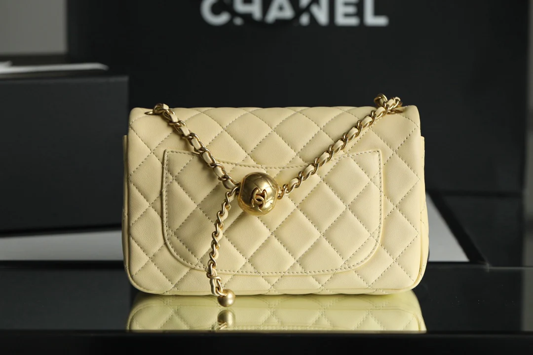 Chanel - Золотая сумка-клатч CF Flap Bag - Мини-версия в форме куриного желтка