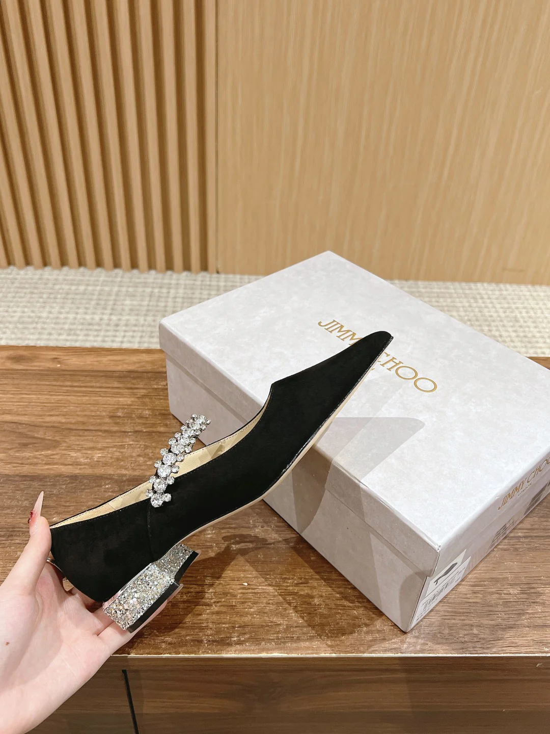 Туфли ?Мэри Джейн? от Jimmy с ремешком, украшенным стразами — черные.