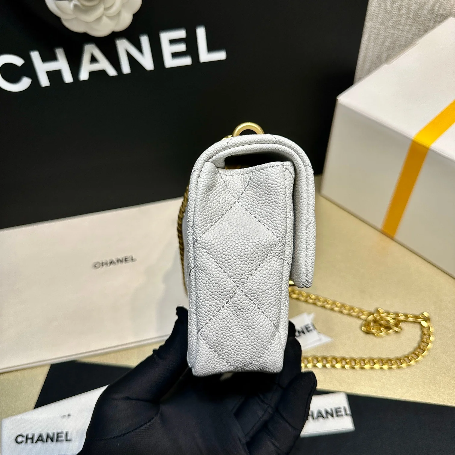 Новинка сезона весна/лето 2023 от Chanel - сумка CF Heart с регулируемой пряжкой и цепочкой - телячья кожа с текстурой 