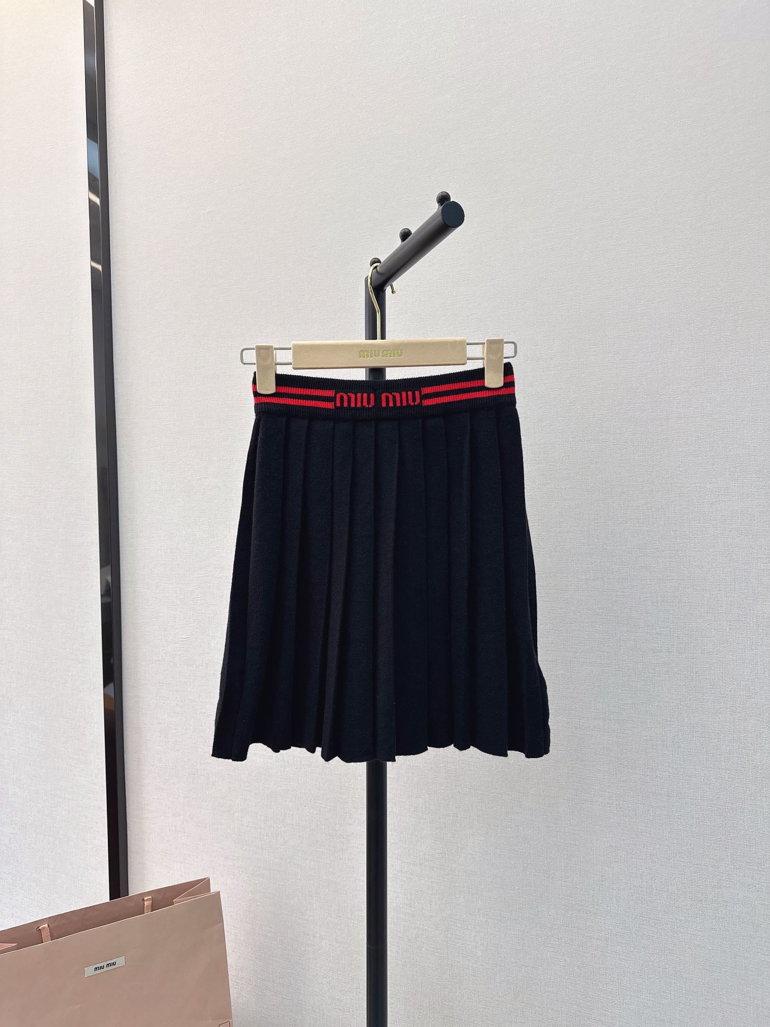 Miu Miu - 2404 - Новинка сезона весна/лето: Классический пуловер с круглым вырезом - Плиссированная юбка - Черный