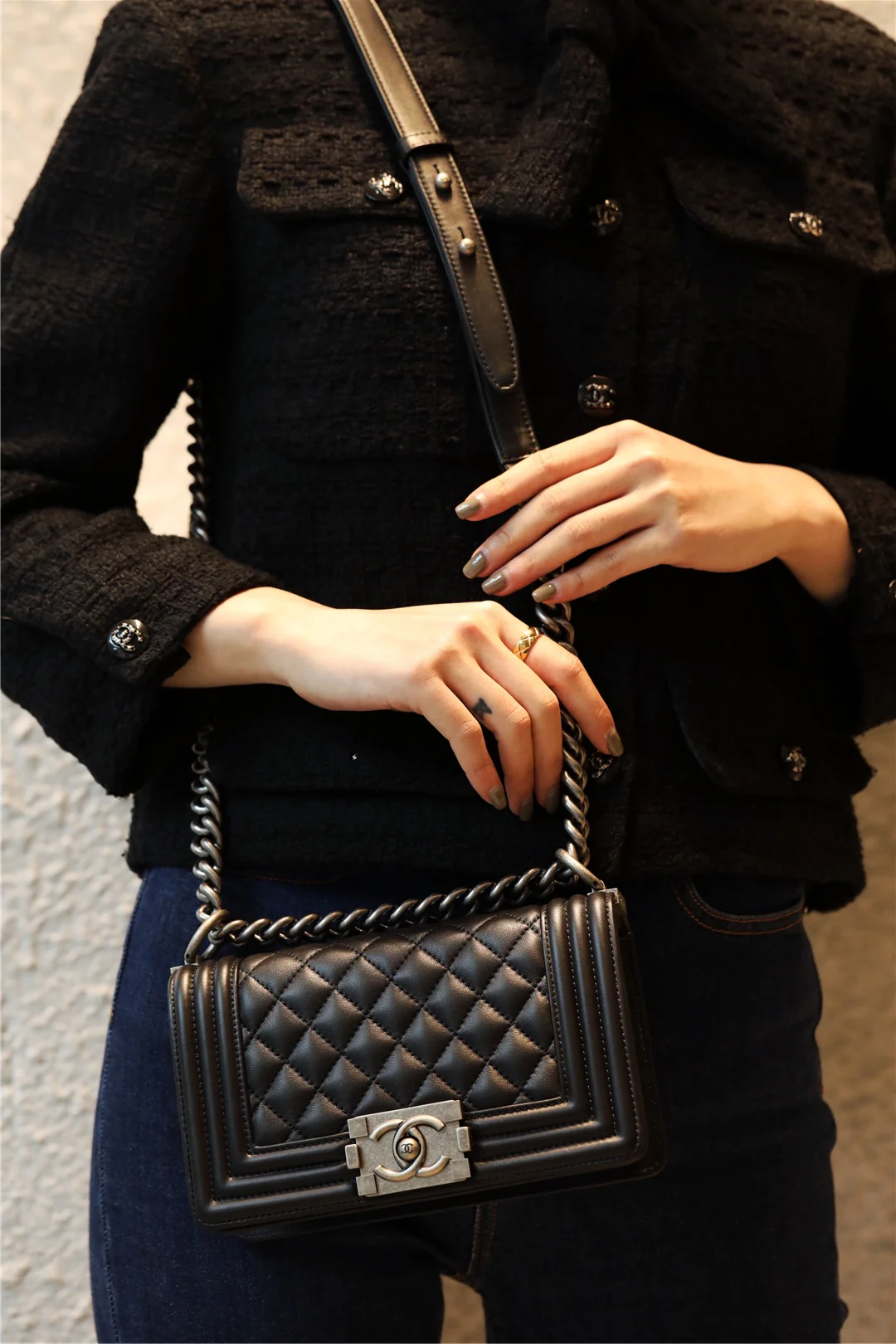 Мини-сумка Chanel Le Boy из черной телячьей кожи с винтажной серебряной пряжкой.