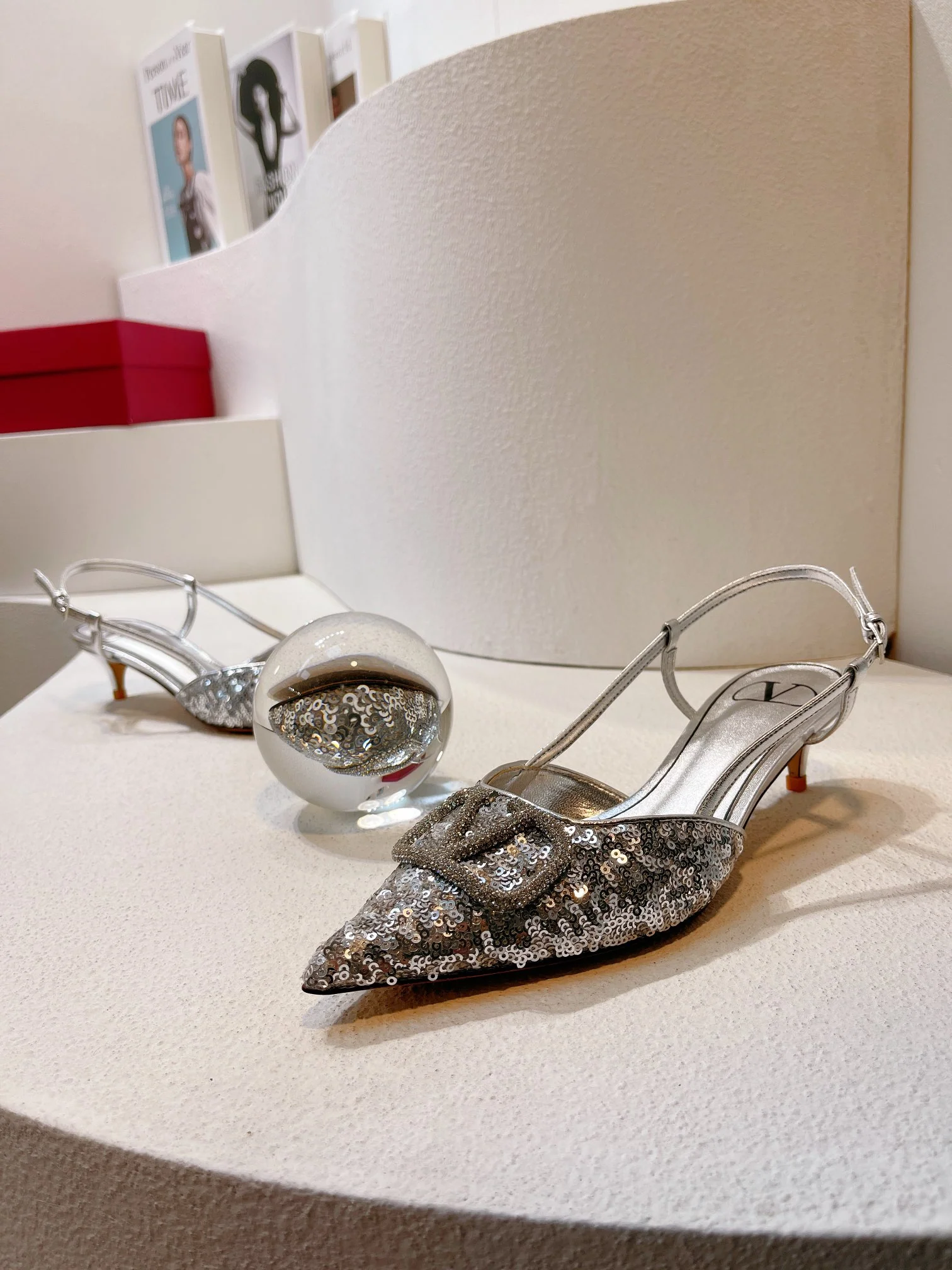 Новинка с официального сайта Valentino 2023 — глянцевые босоножки на низком каблуке с острым носком — 4 см — серебристый.
