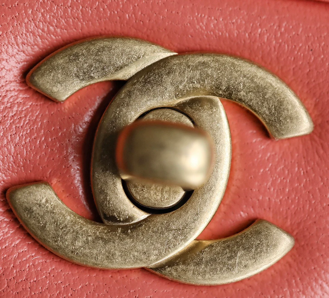 Chanel - Золотистая сумка-клапан с шариком из углеродного волокна - Кораллово-розовая