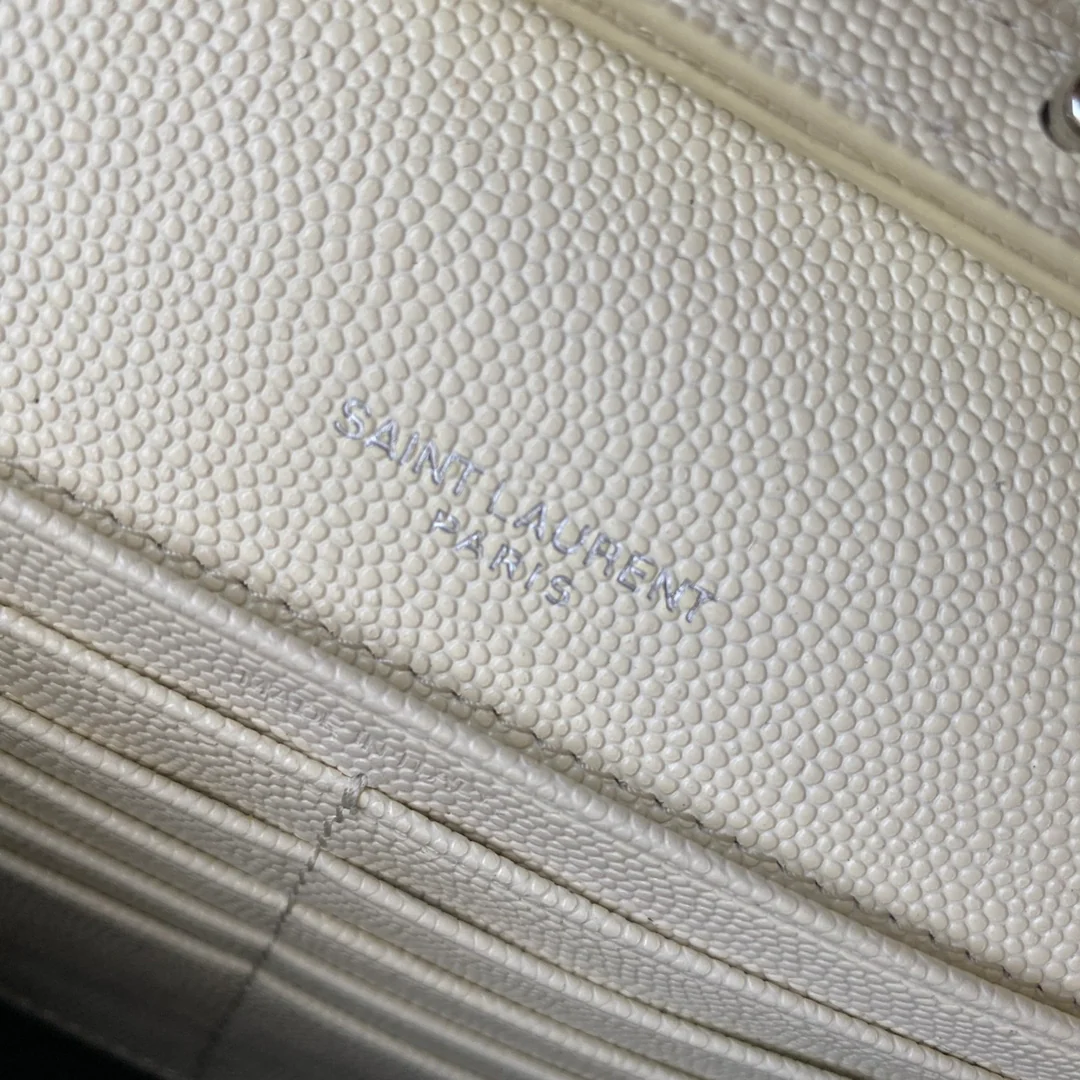 Кошелек-конверт YSL с монограммой из икры — белый с серебристой фурнитурой.