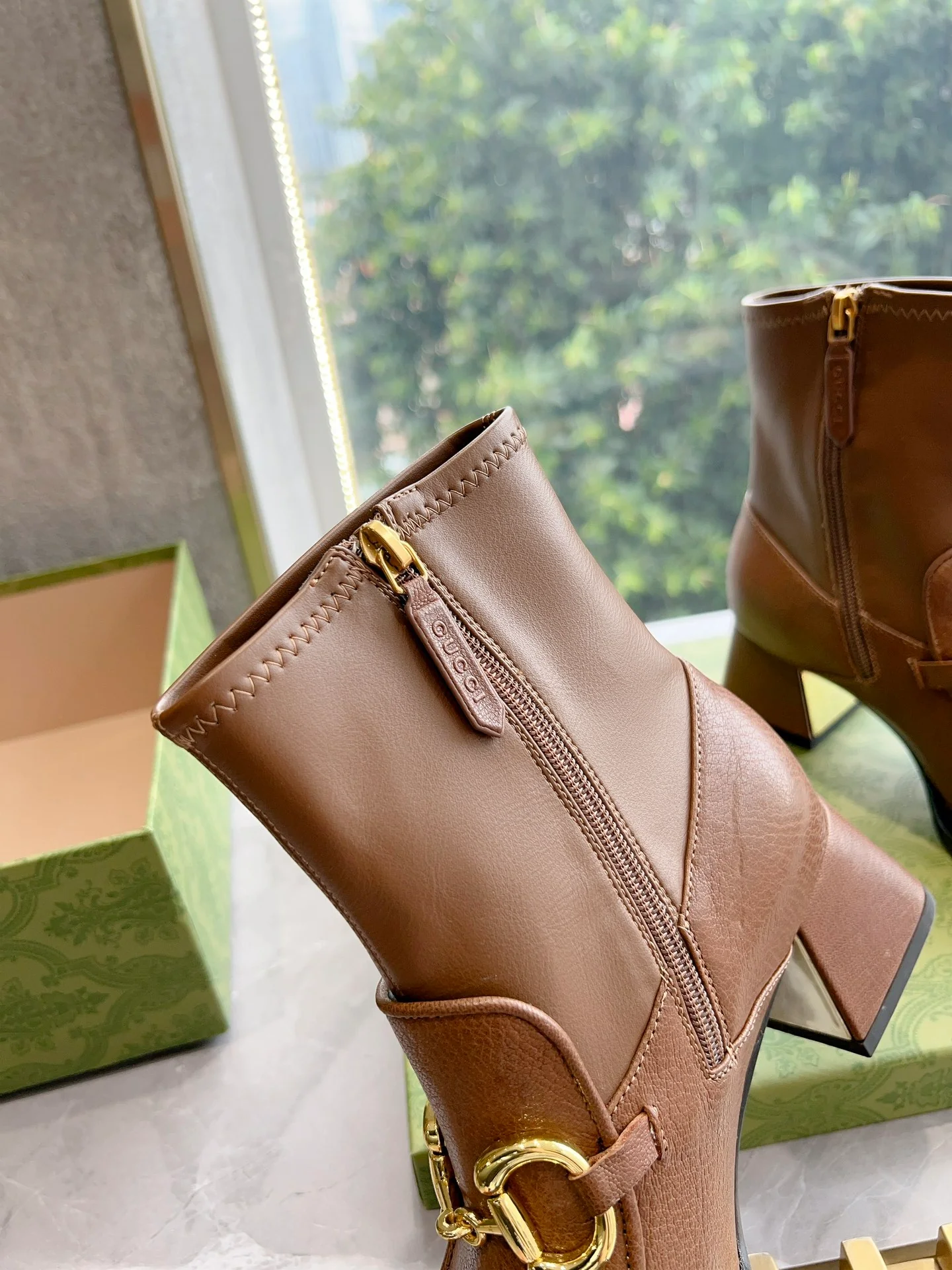 Новинка сезона осень/зима 2023 от Gucci - Ботильоны на массивном каблуке с застежкой-молнией - Кофейно-коричневый