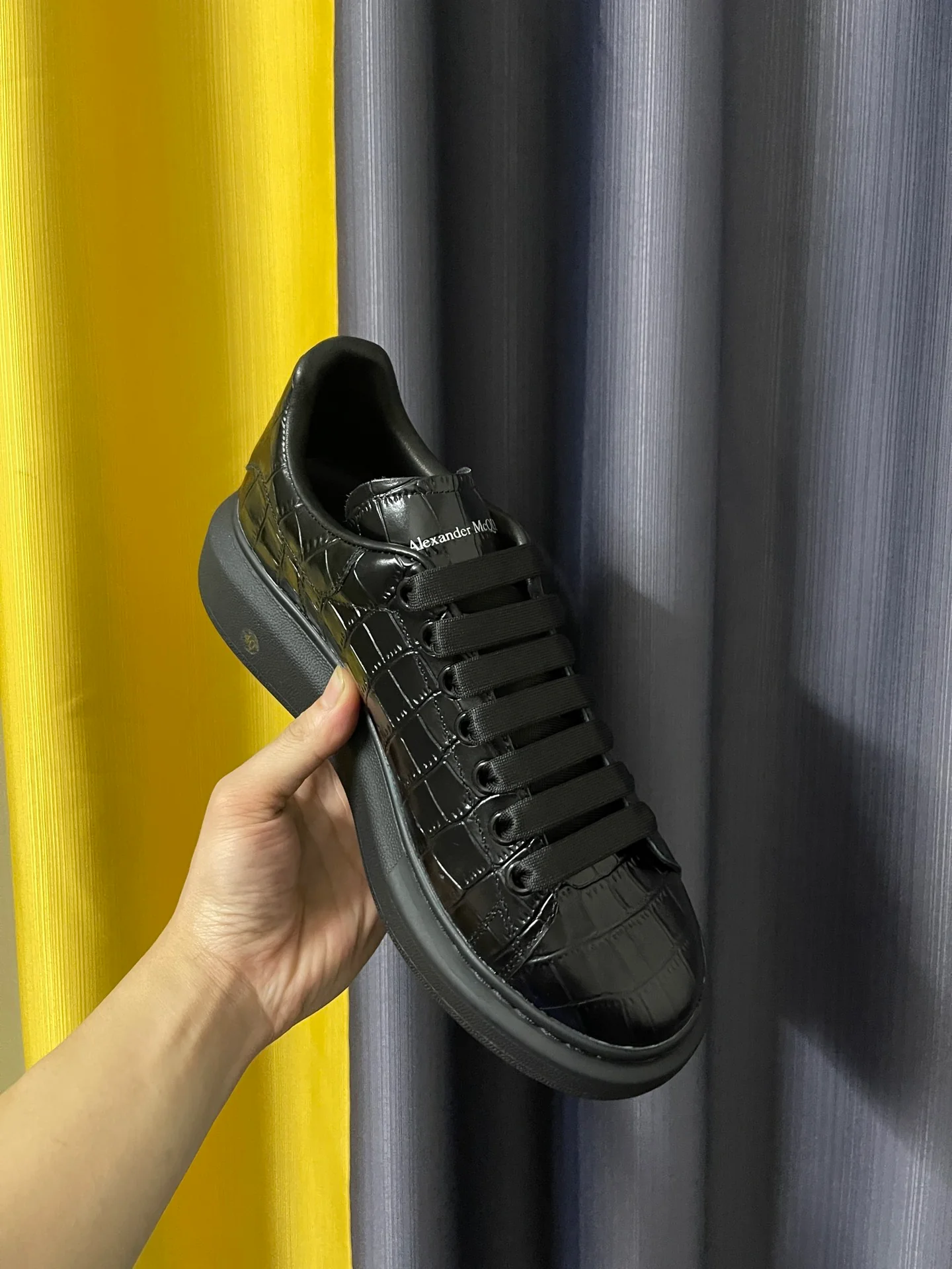 Классические белые кроссовки McQueen - унисекс - с черным крокодиловым рисунком