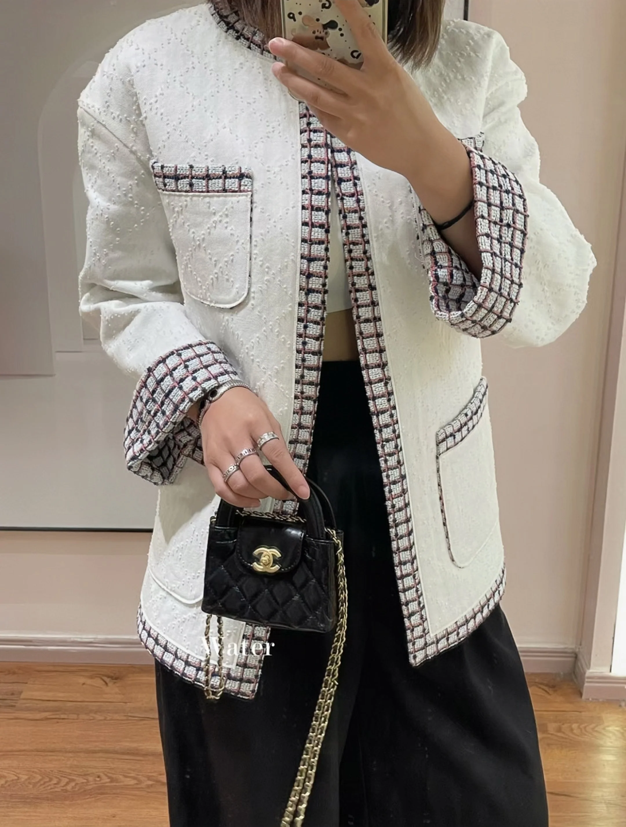 Миниатюрная сумочка Chanel Kelly на цепочке, черная.