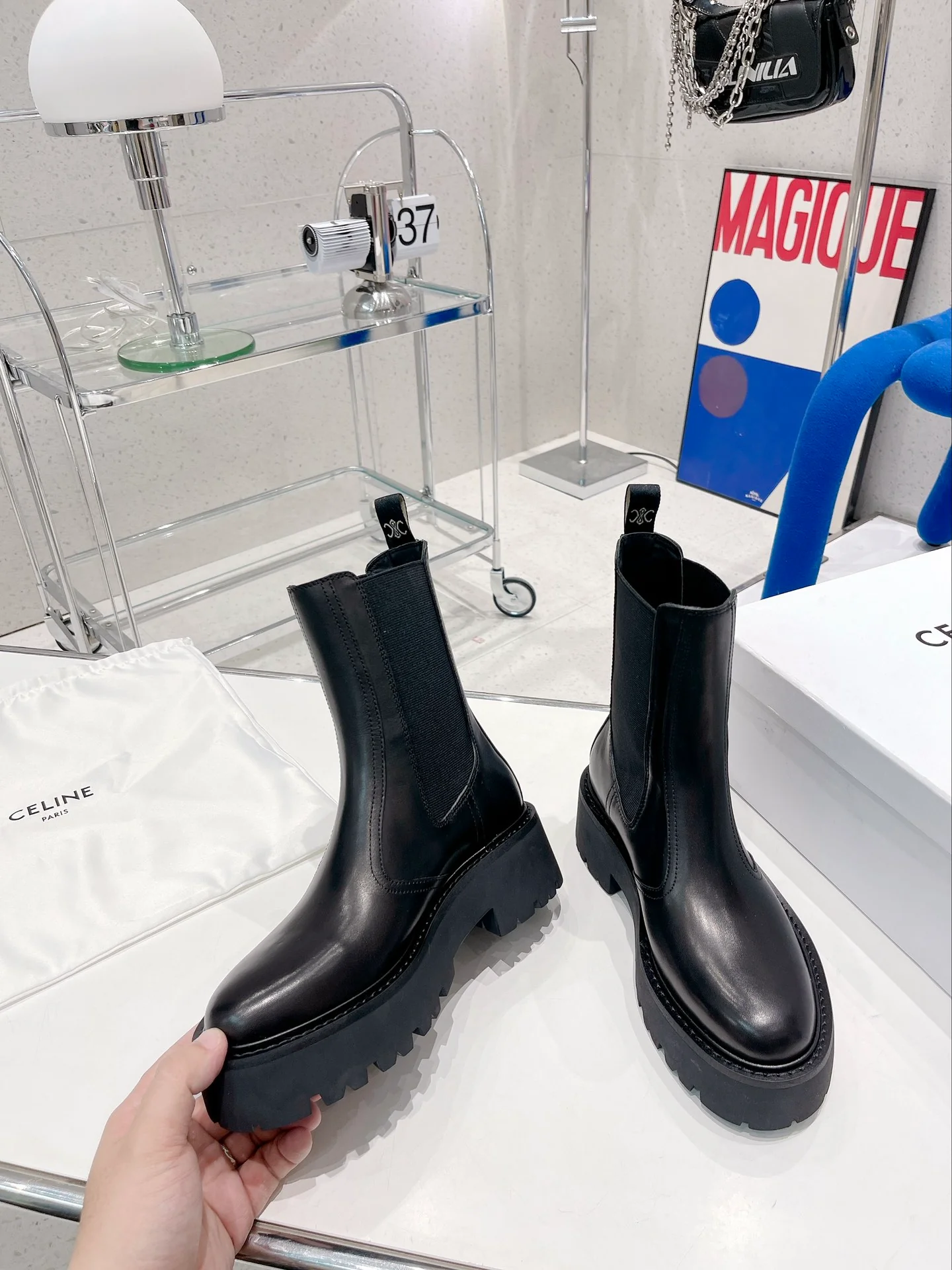 Новинка сезона осень/зима 2022 от Celine — кожаные ботинки с одной пряжкой.