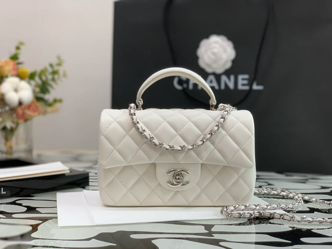 Весенняя коллекция Chanel 2021 — сумка CF — белая с серебристой фурнитурой.