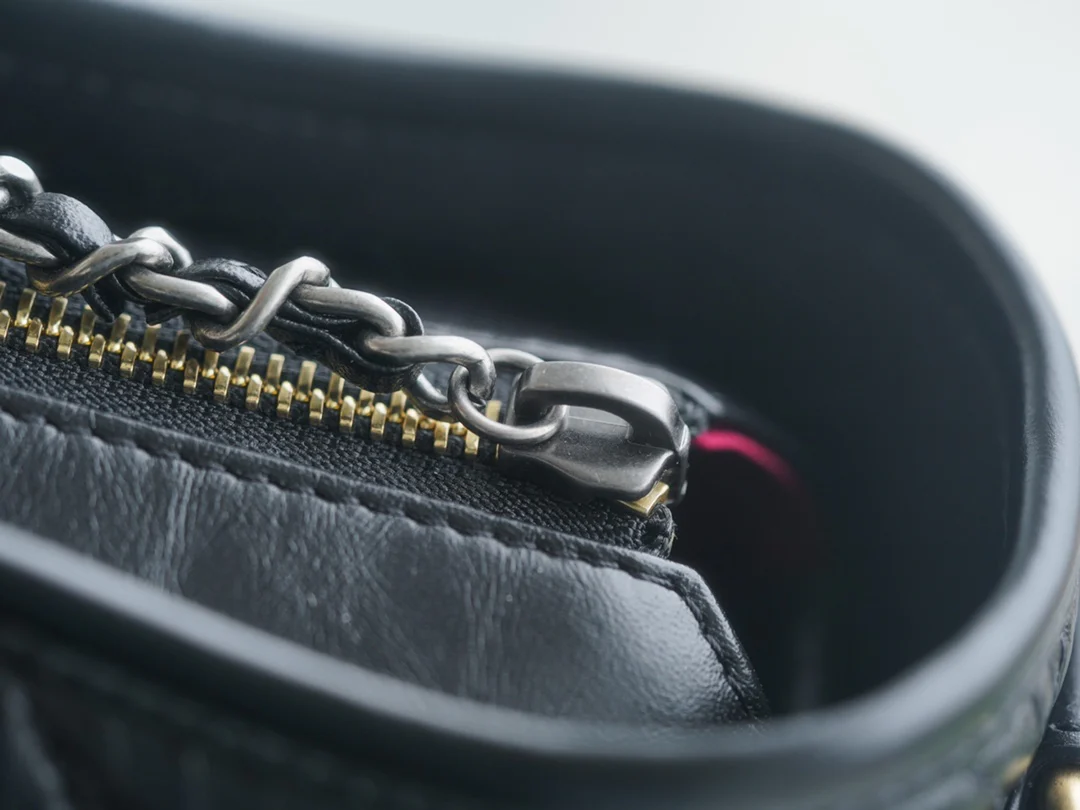 Сумка-хобо Chanel - черная, маленькая, 20 см