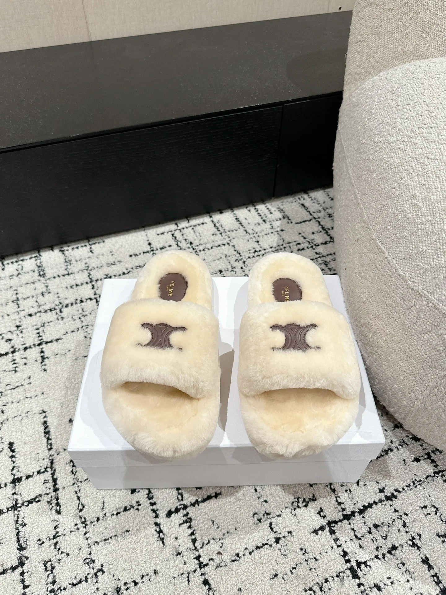 Celine 2024 - Белые меховые тапочки