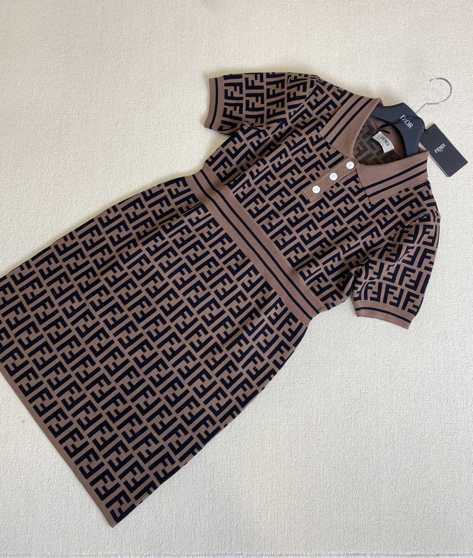 Fendi - 2403 - Новинка ранней весны: вязаное длинное платье с монограммой.