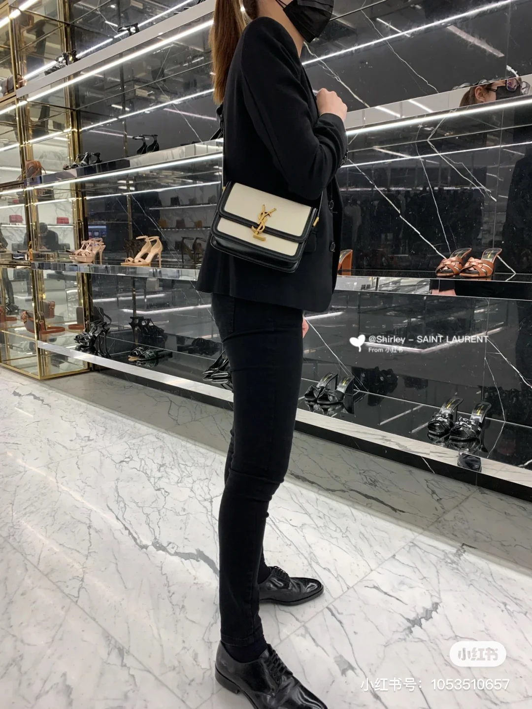 Сумка YSL Solferino Tofu Bag — бело-черная — 18 см — На фото: в ней.