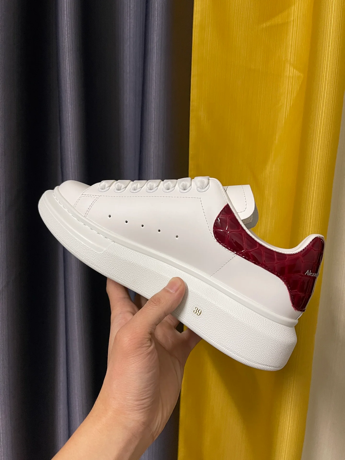 Классические белые кроссовки McQueen - унисекс - каблук с красным каменным узором