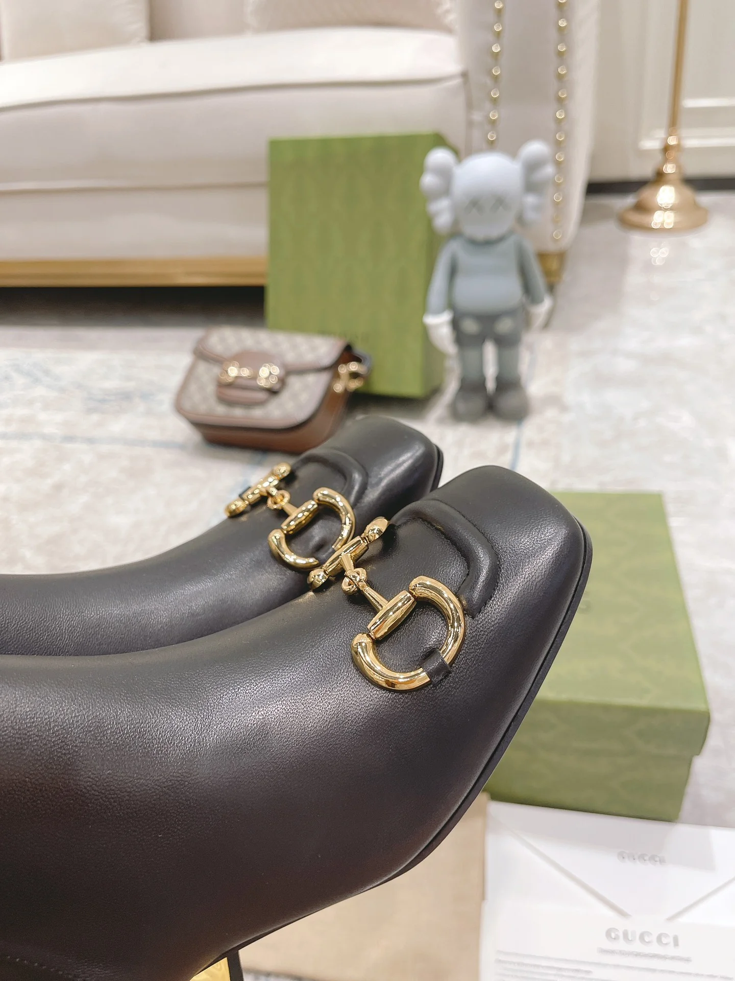 Новинка сезона осень/зима 2022 от Gucci — высокие сапоги на массивном каблуке в стиле ретро.